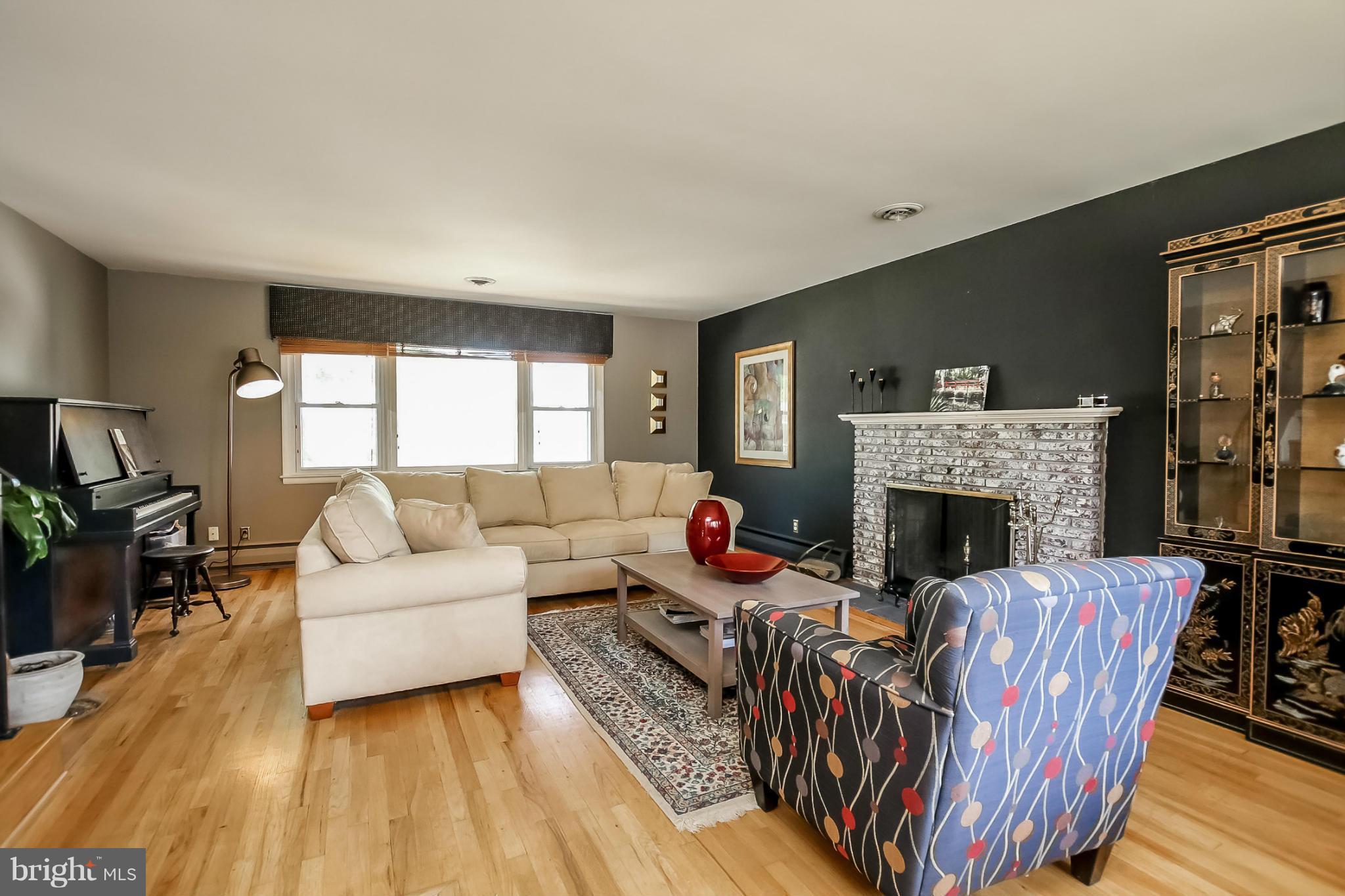 802 Seaword Road Baltimore, MD 21286 - Photo 2 of 28 Living Room