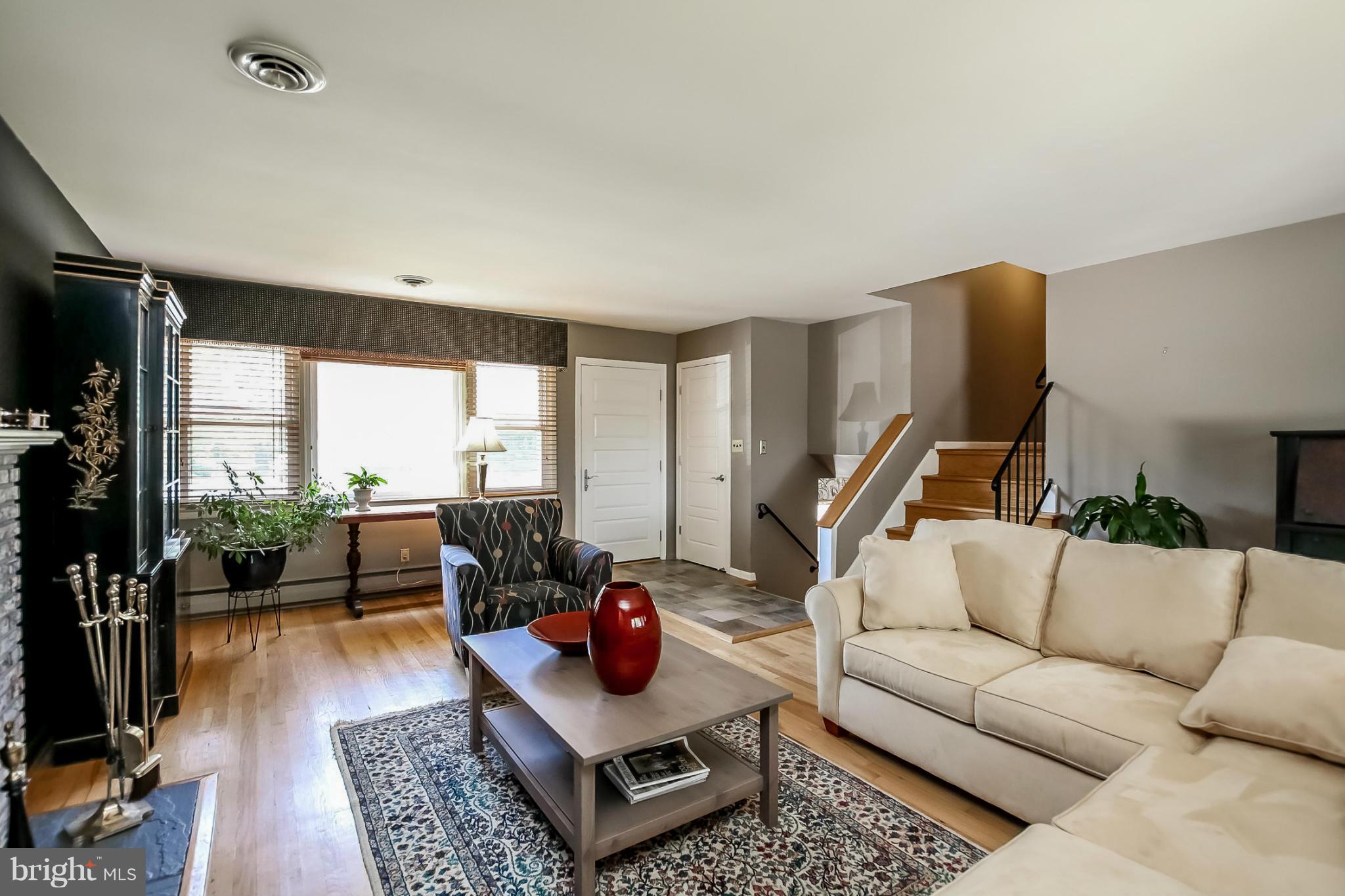 802 Seaword Road Baltimore, MD 21286 - Photo 3 of 28 Living Room