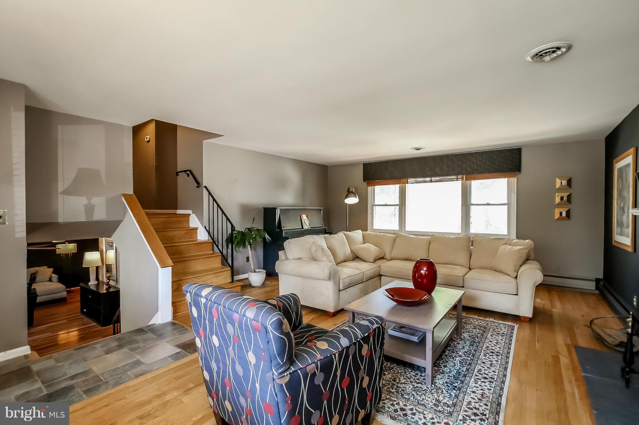 802 Seaword Road Baltimore, MD 21286 - Photo 4 of 28 Living Room