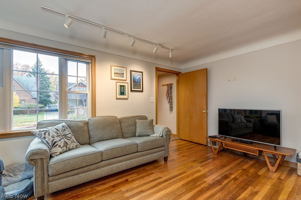 17313 Tarrymore Road Cleveland, OH 44119 - Photo 8 of 26 Gallery Image 8