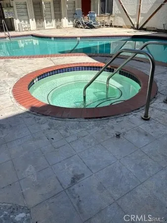 $2,450 | 18530 Hatteras Street, Unit 326, Tarzana, CA 91356