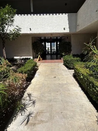 $2,450 | 18530 Hatteras Street, Unit 326, Tarzana, CA 91356