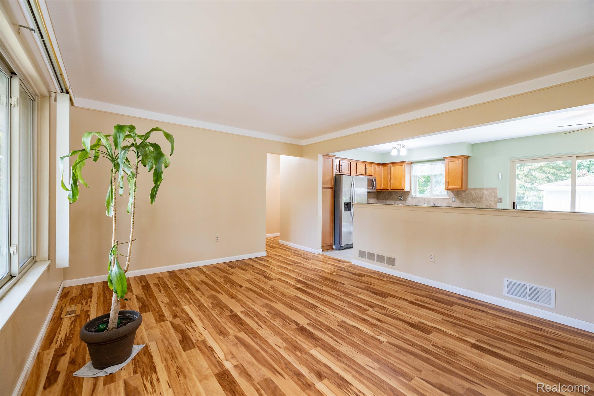 733 Buckingham Road Canton, MI 48188 - Photo 5 of 33 Gallery Image 5