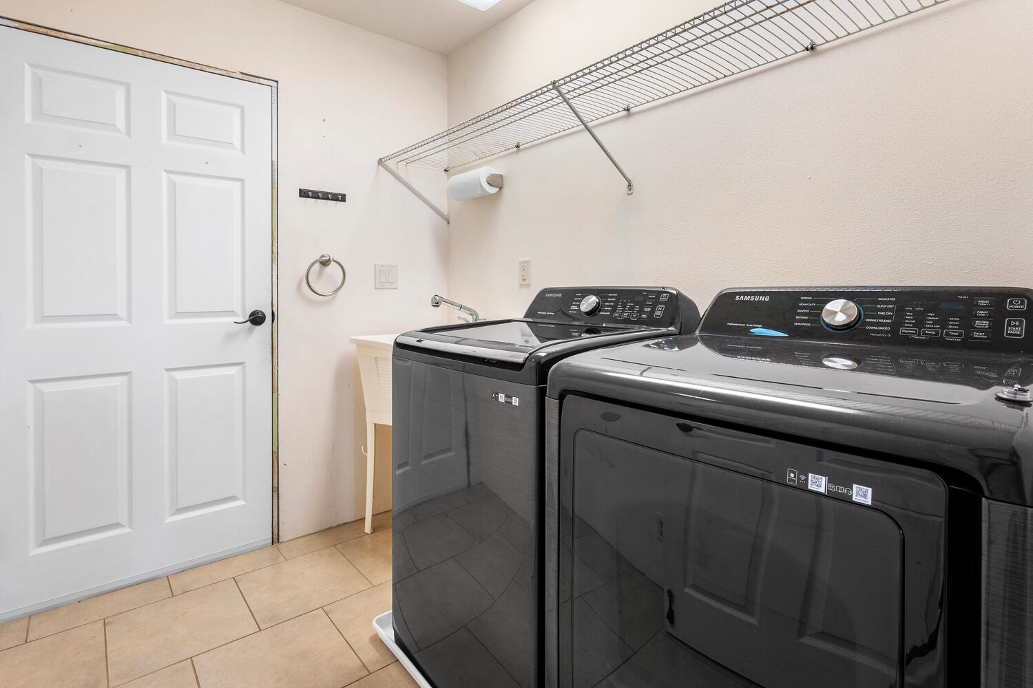 79-1145 Kao Road Holualoa, HI 96725 - Photo 17 of 30 a utility room with dryer and washer