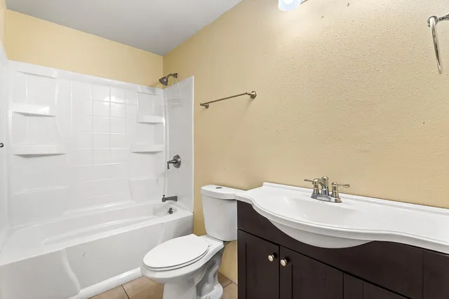 a view of entryway and storage