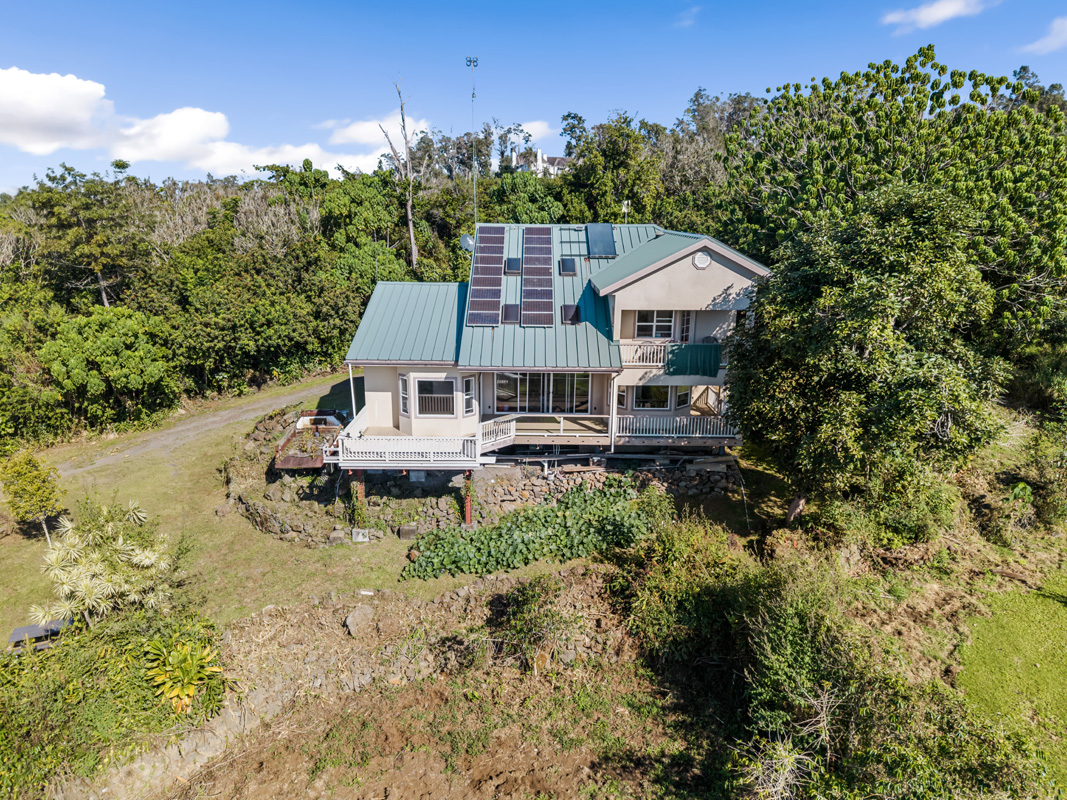 79-1145 Kao Road Holualoa, HI 96725 - Photo 3 of 30 a front view of a house with a yard