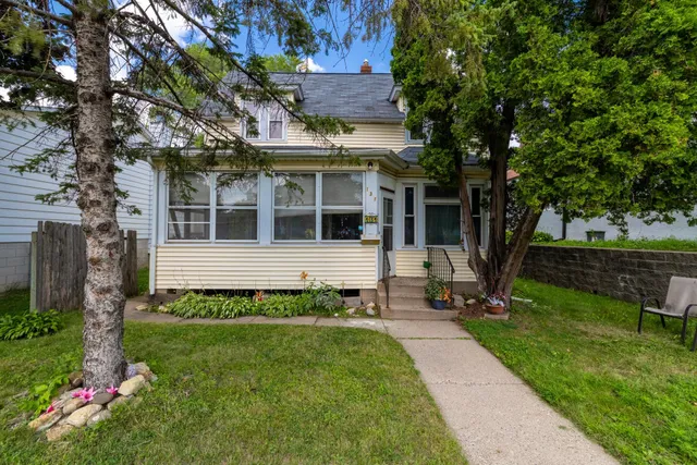 $225,000 | 131 Delos Street West, St. Paul, MN 55107