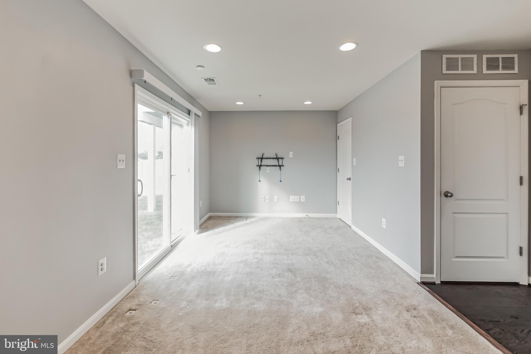 7652 Town View Drive Dundalk, MD 21222 - Photo 30 of 33 en empty room with windows and closet