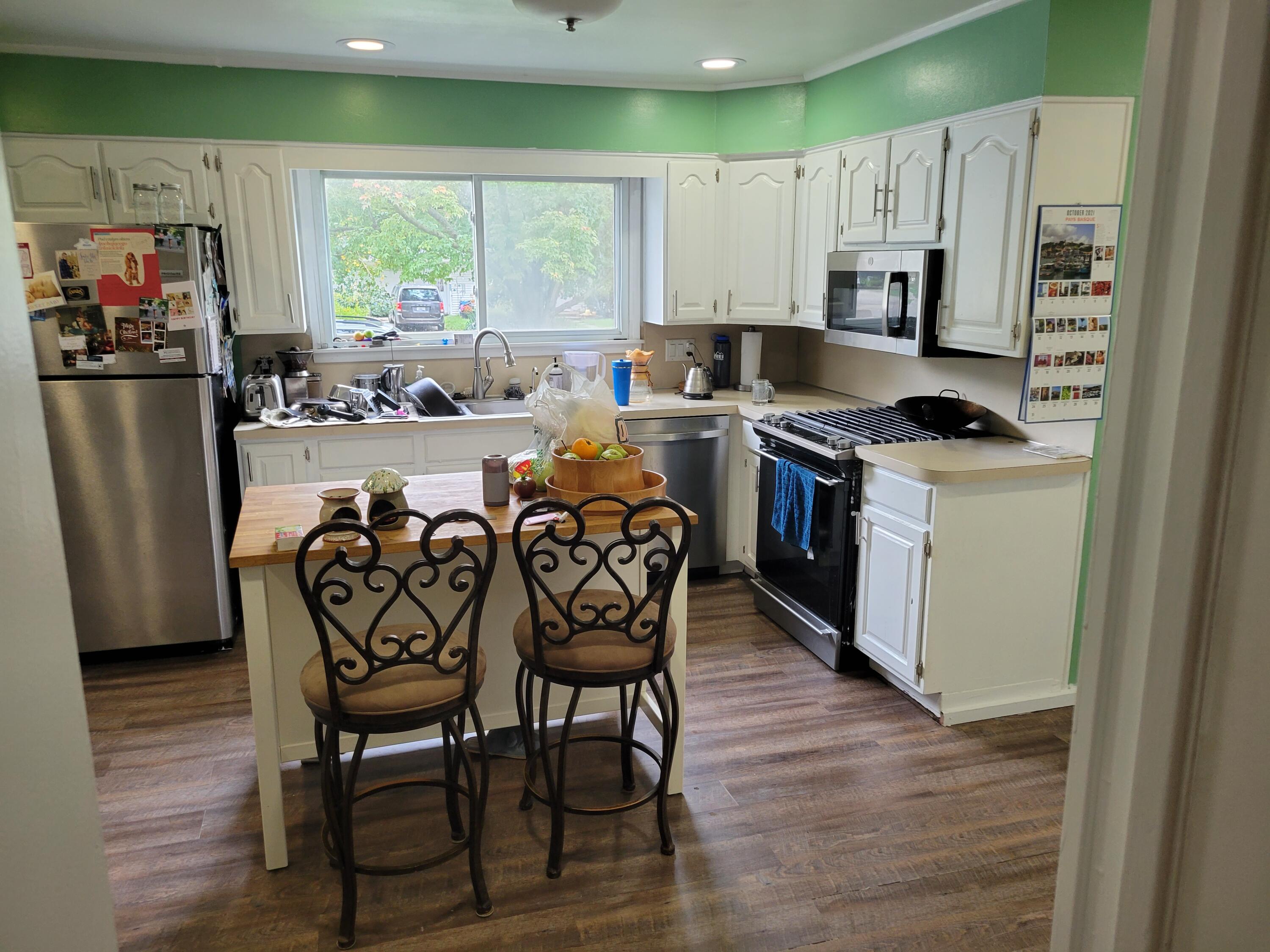 2832 Crestview Avenue Kalamazoo, MI 49006 - Photo 4 of 23 Beautiful Updated Kitchen