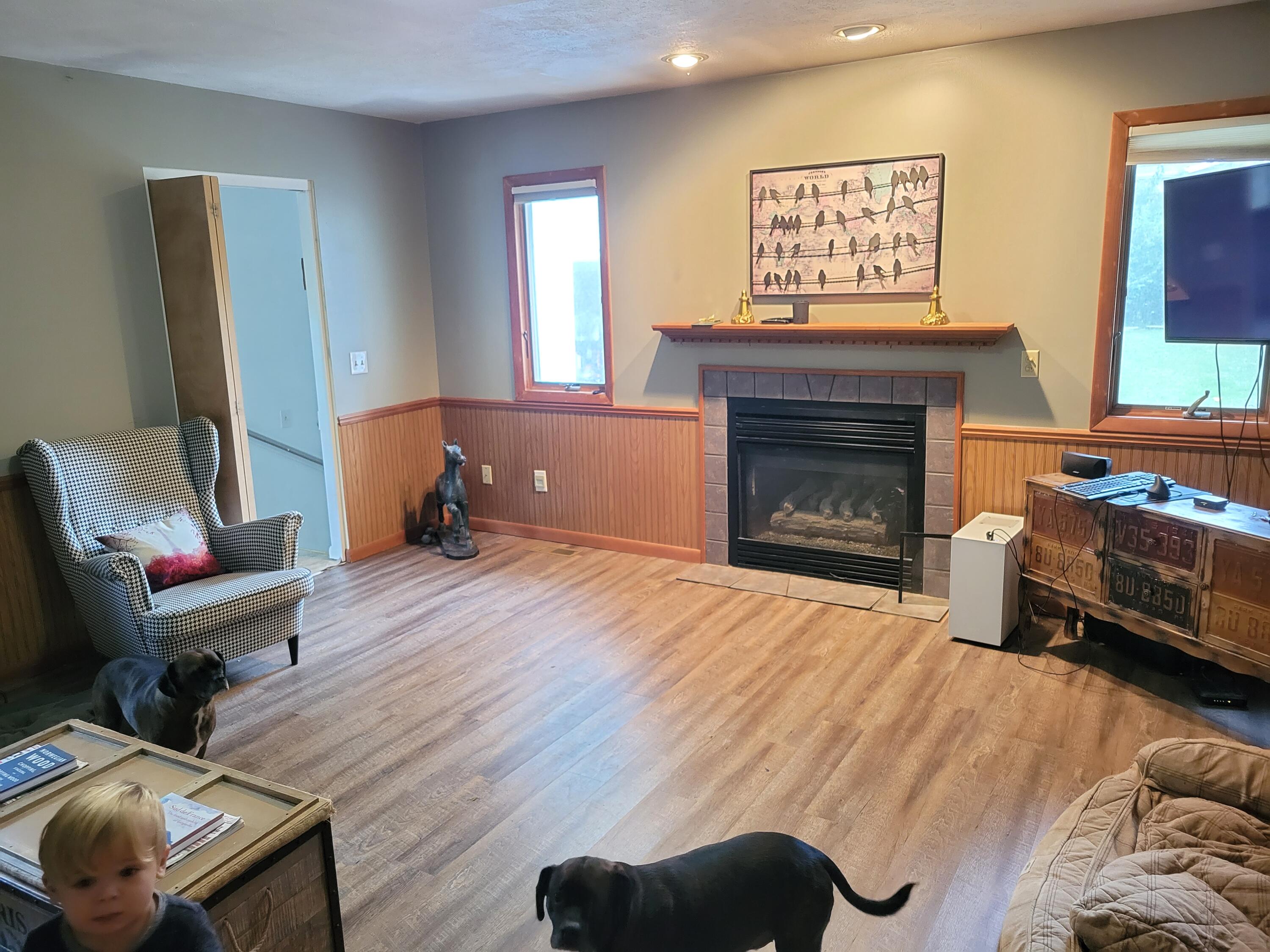 2832 Crestview Avenue Kalamazoo, MI 49006 - Photo 8 of 23 Large Family Room with fireplace