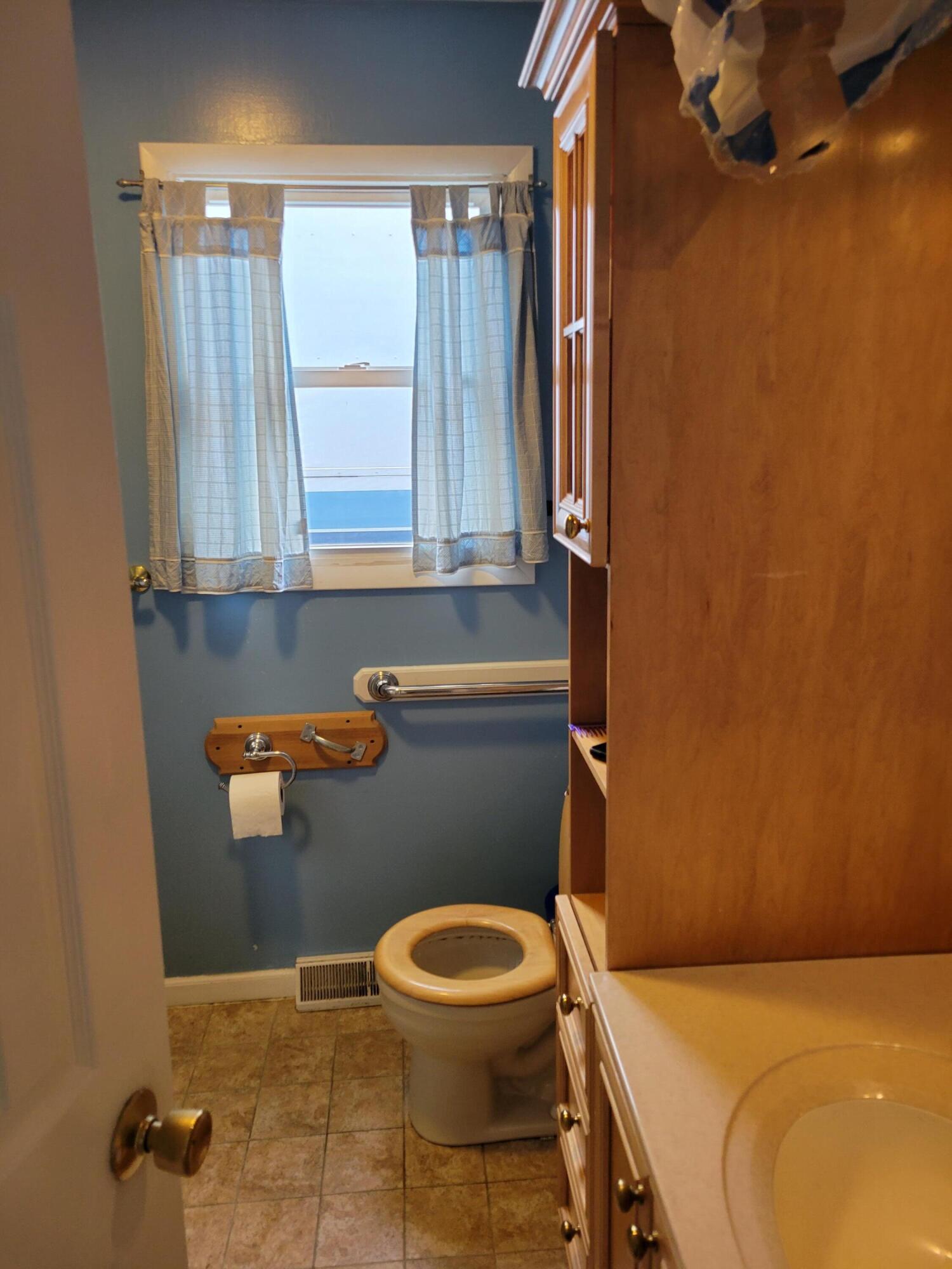 2832 Crestview Avenue Kalamazoo, MI 49006 - Photo 9 of 23 2nd bathroom