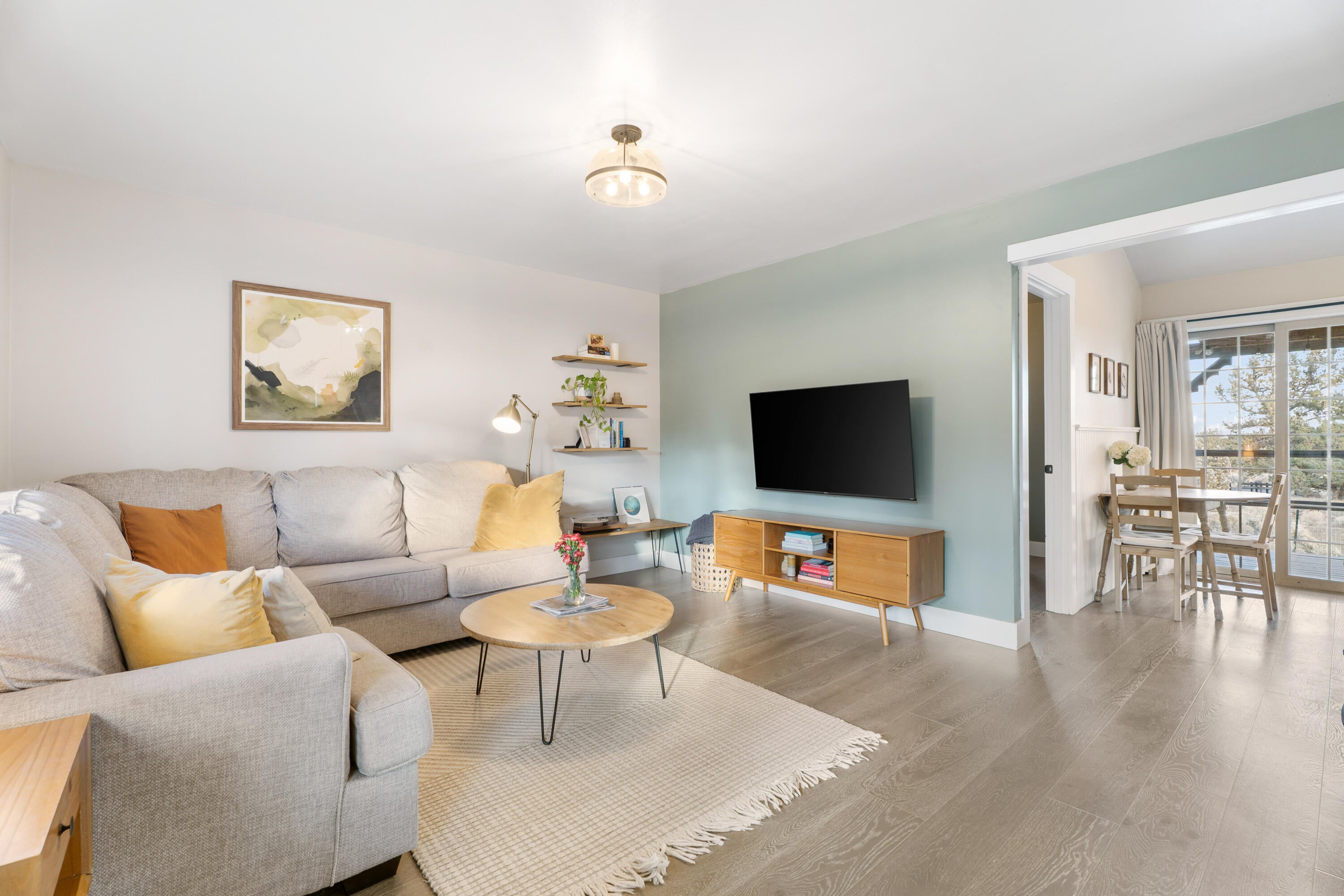 21150 Southwest Gift Road Bend, OR 97703 - Photo 6 of 47 Living Room