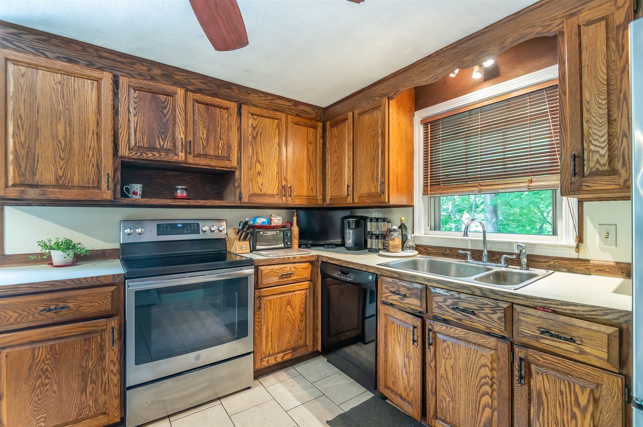 16 Westgate Road Derry, NH 03038 - Photo 6 of 26