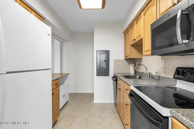 a close up view of washer and dryer