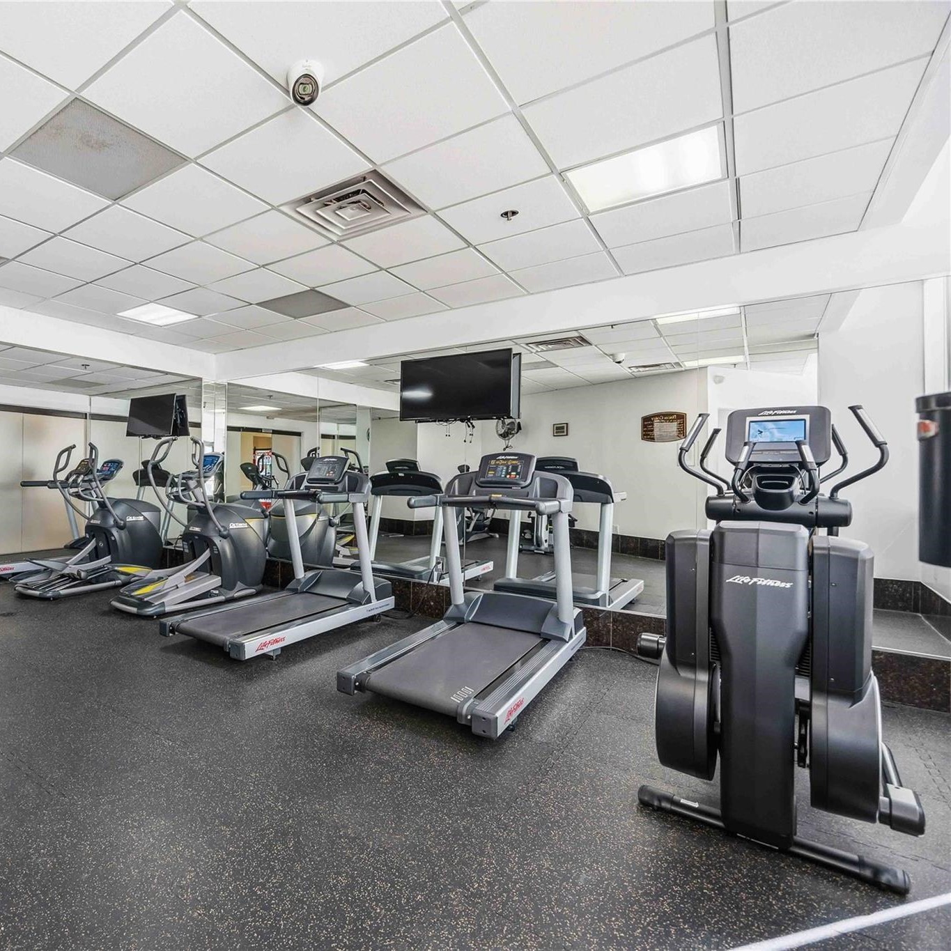 3525 Sage Road, Unit 716 Houston, TX 77056 - Photo 24 of 26 a view of a room with gym equipment