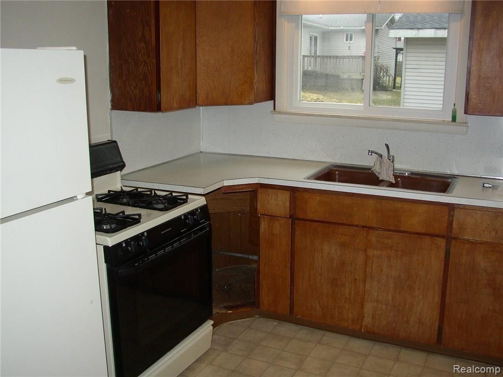 6417 Lapeer Road Burton, MI 48509 - Photo 14 of 30 P1110029.JPG