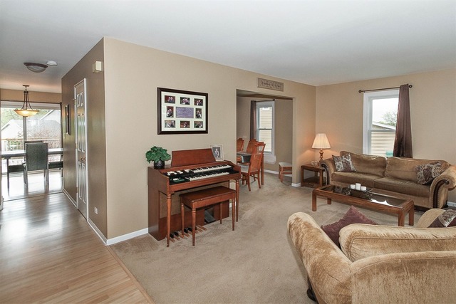 448 Hunters Way Fox River Grove, IL 60021 - Photo 3 of 18