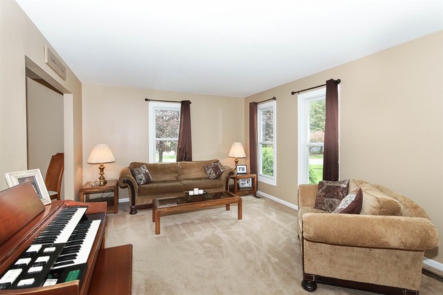 448 Hunters Way Fox River Grove, IL 60021 - Photo 4 of 18