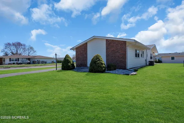 a view of a back yard