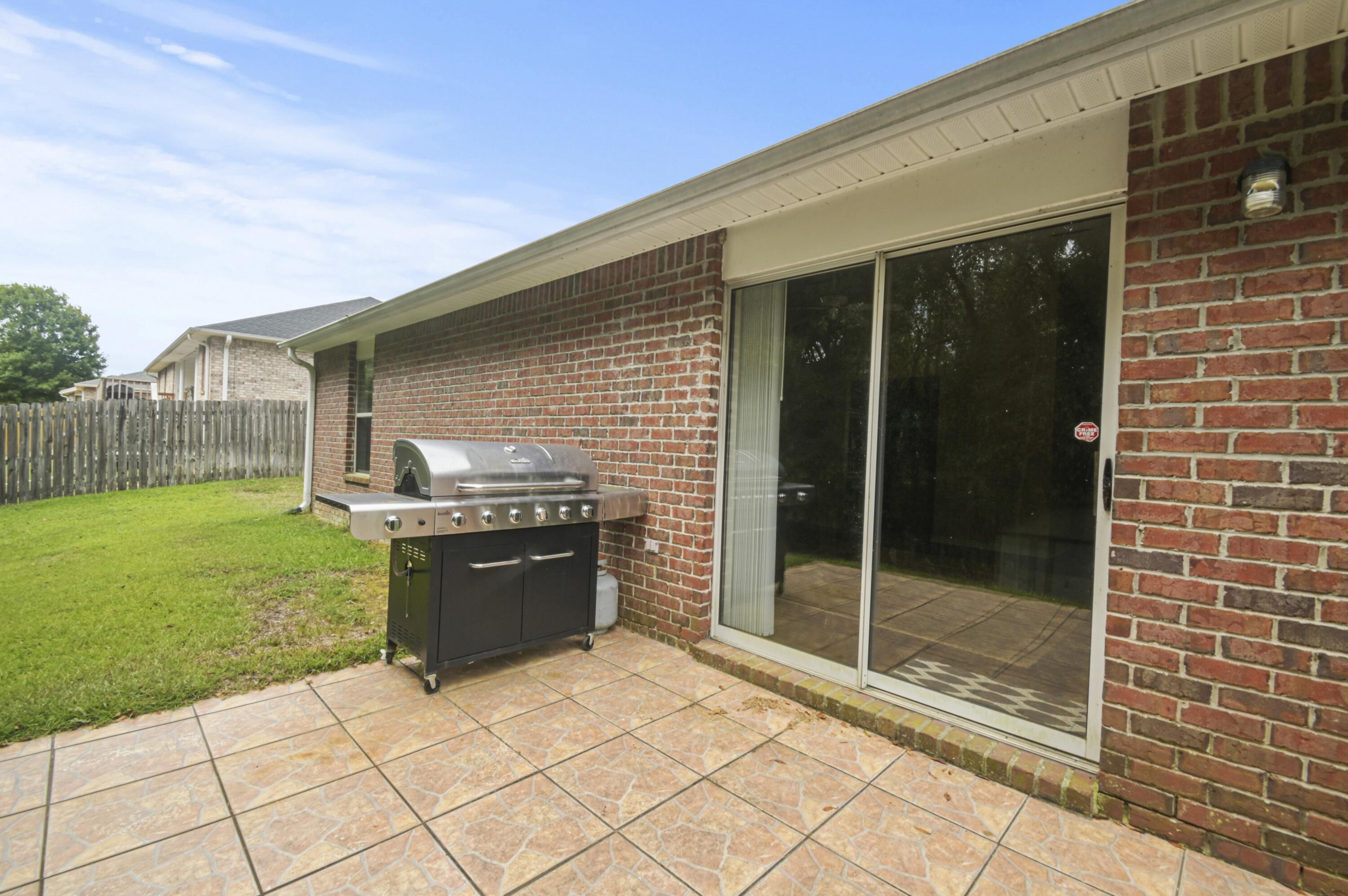334 Egan Drive Crestview, FL 32536 - Photo 30 of 33 a room with a garden