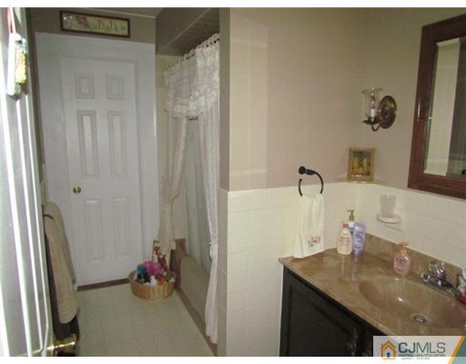 56 Harding Avenue Edison, NJ 08820 - Photo 16 of 21 Gallery Image 16
