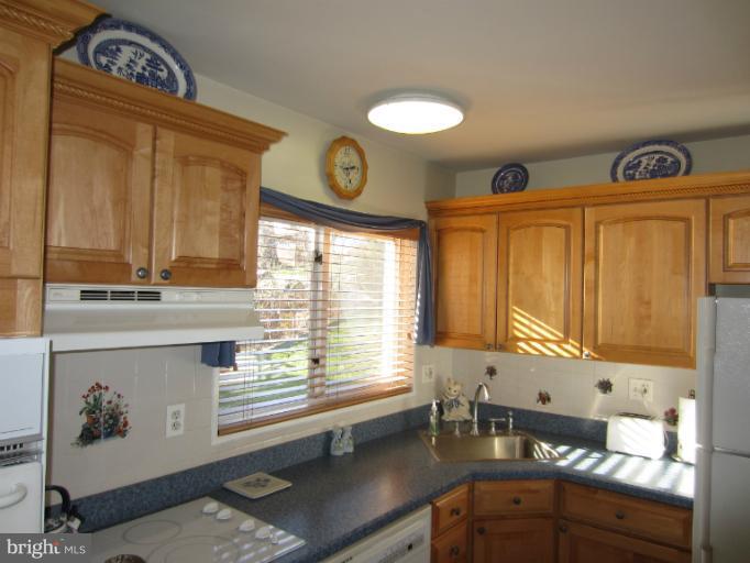 7406 Axton Street Springfield, VA 22151 - Photo 17 of 30 Cheery Updated Kitchen with Newer Appliances