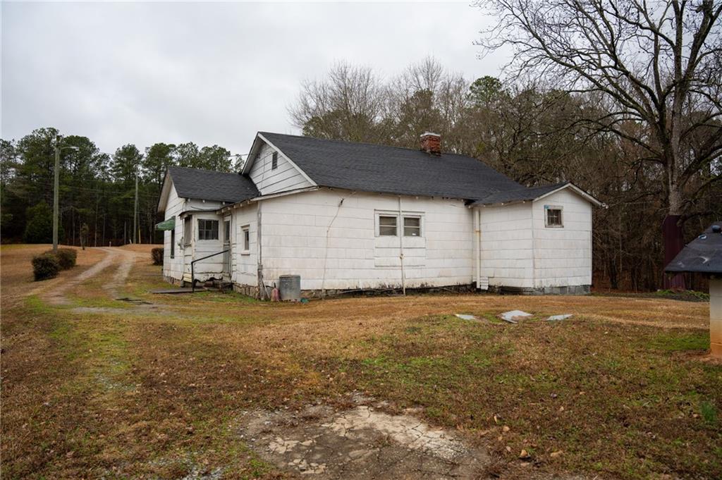 1702 Jones Ferry Road Elberton, GA 30635 - Photo 17 of 21 a backyard of a house with table and chairs