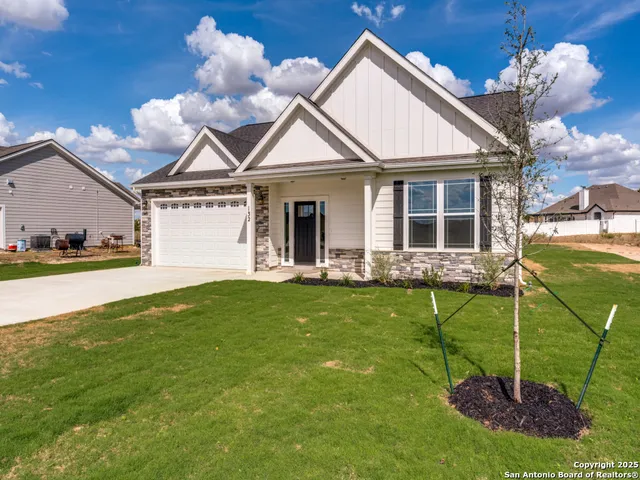 a view of a house with backyard