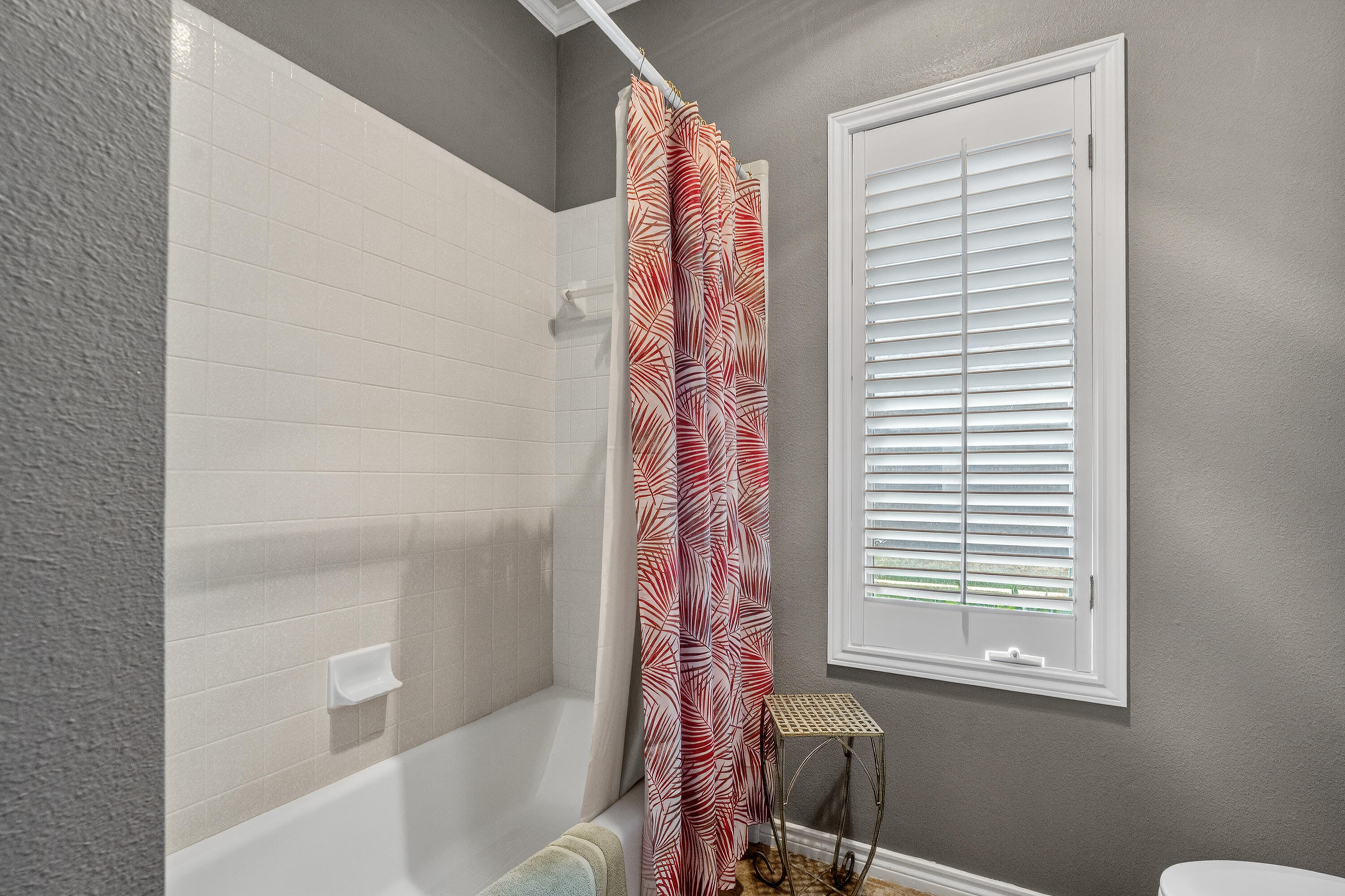 7402 95th Street Lubbock, TX 79424 - Photo 28 of 43 a bathroom with a bathtub and next to a window