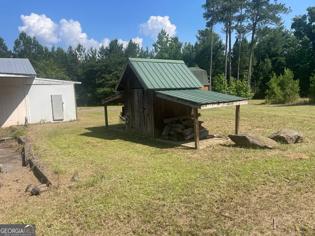 a view of a backyard