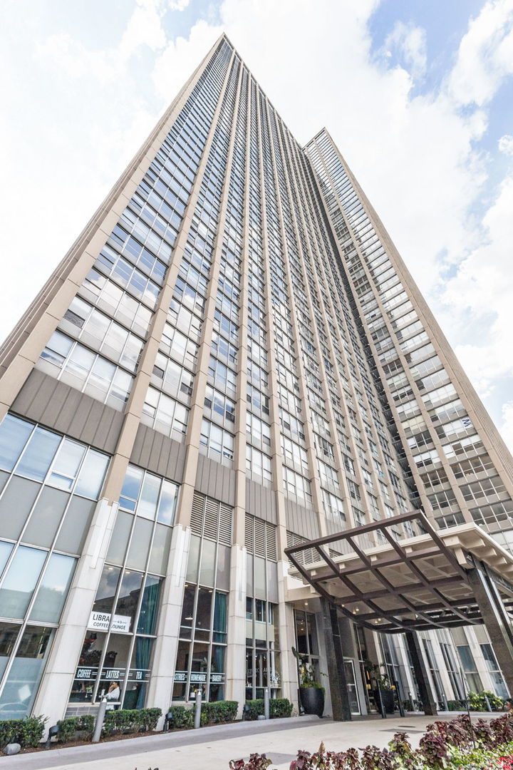 655 West Irving Park Road, Unit 702 Chicago, IL 60613 - Photo 3 of 24 Gallery Image 3