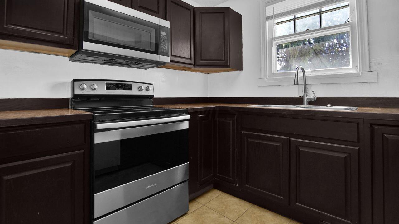 513 Elaine Road Columbus, OH 43213 - Photo 8 of 27 Stainless Steel Range and Microwave hood