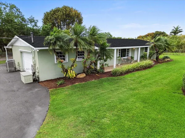 a view of a house with a backyard