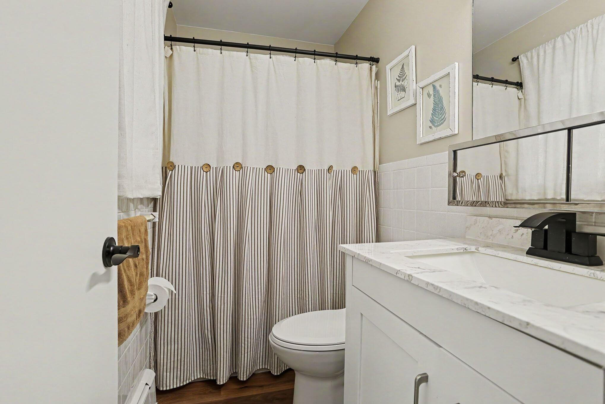 1203 Verona Road Marshall, MI 49068 - Photo 17 of 26 Full bathroom off maindoor