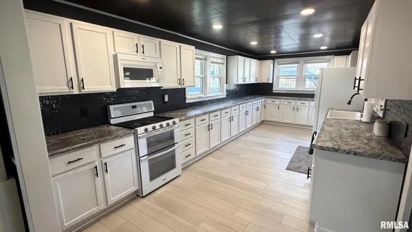 $249,900 | 107 East Rutledge Street, Petersburg, IL 62675