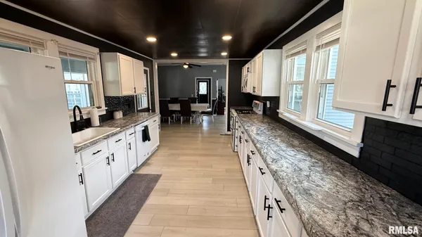 $249,900 | 107 East Rutledge Street, Petersburg, IL 62675