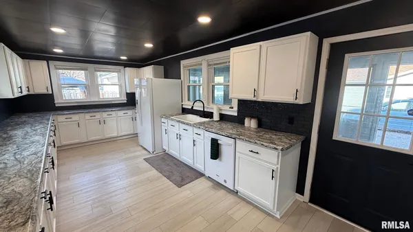 $249,900 | 107 East Rutledge Street, Petersburg, IL 62675