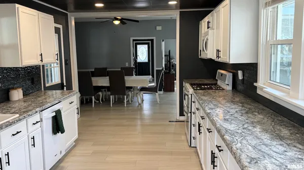 $249,900 | 107 East Rutledge Street, Petersburg, IL 62675