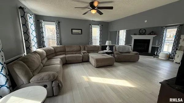 $249,900 | 107 East Rutledge Street, Petersburg, IL 62675