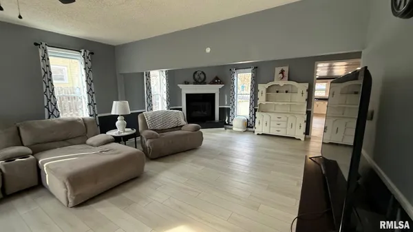 $249,900 | 107 East Rutledge Street, Petersburg, IL 62675