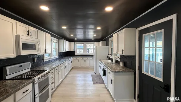 $249,900 | 107 East Rutledge Street, Petersburg, IL 62675