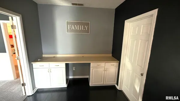 $249,900 | 107 East Rutledge Street, Petersburg, IL 62675