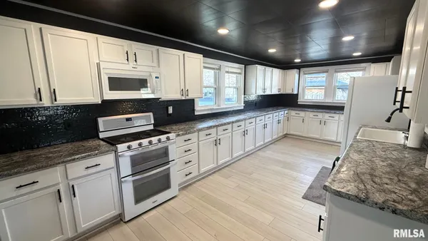 $249,900 | 107 East Rutledge Street, Petersburg, IL 62675