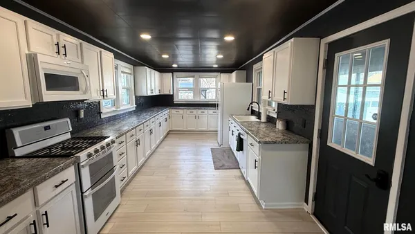 $249,900 | 107 East Rutledge Street, Petersburg, IL 62675