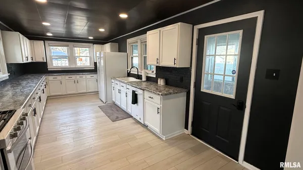 $249,900 | 107 East Rutledge Street, Petersburg, IL 62675