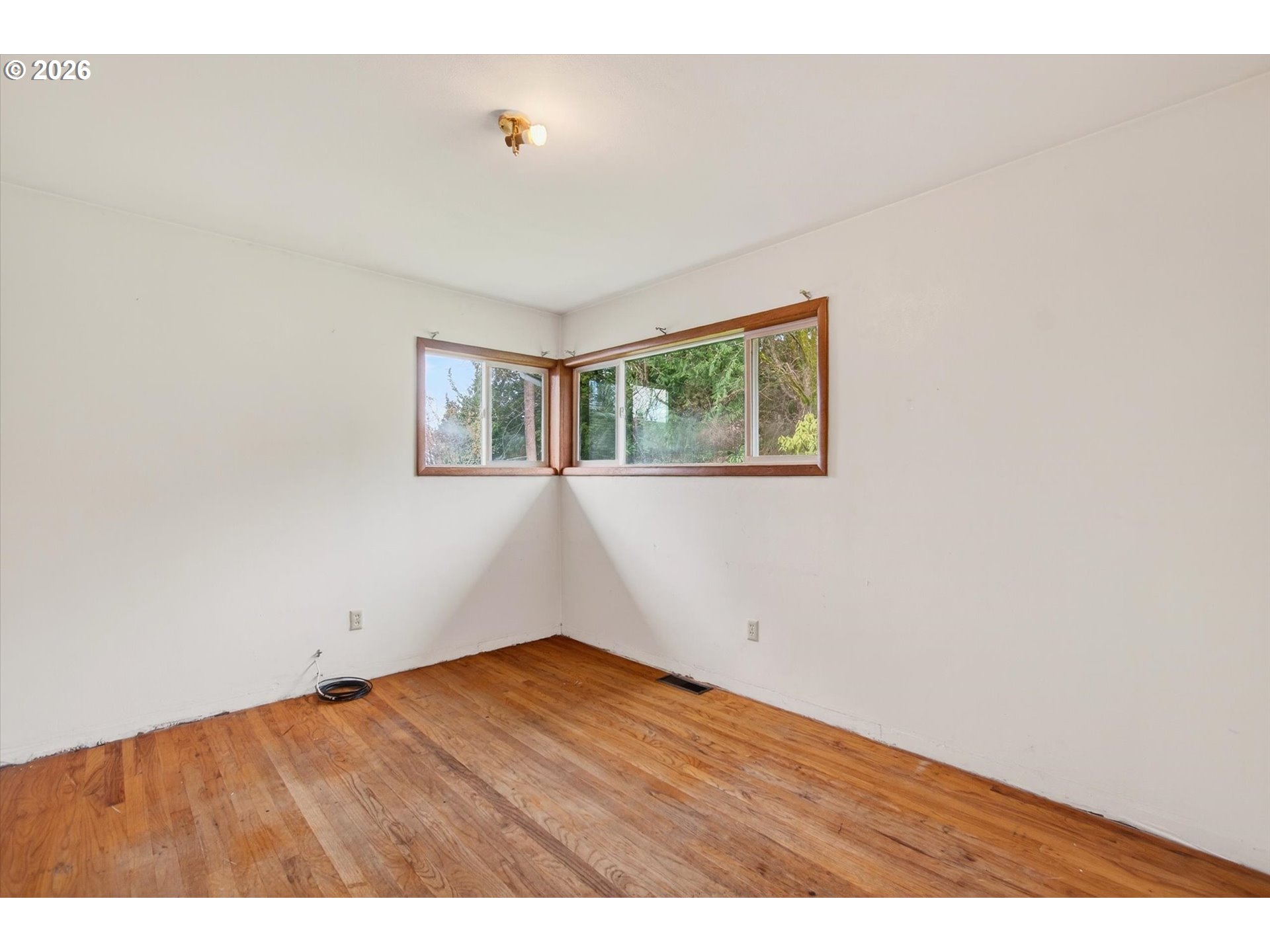 919 Cascade Drive Longview, WA 98632 - Photo 11 of 33 an empty room with wooden floor and windows