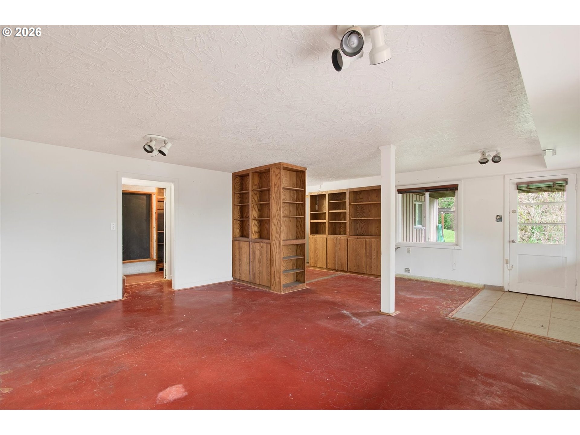 919 Cascade Drive Longview, WA 98632 - Photo 20 of 33 a view of an empty room with glass door