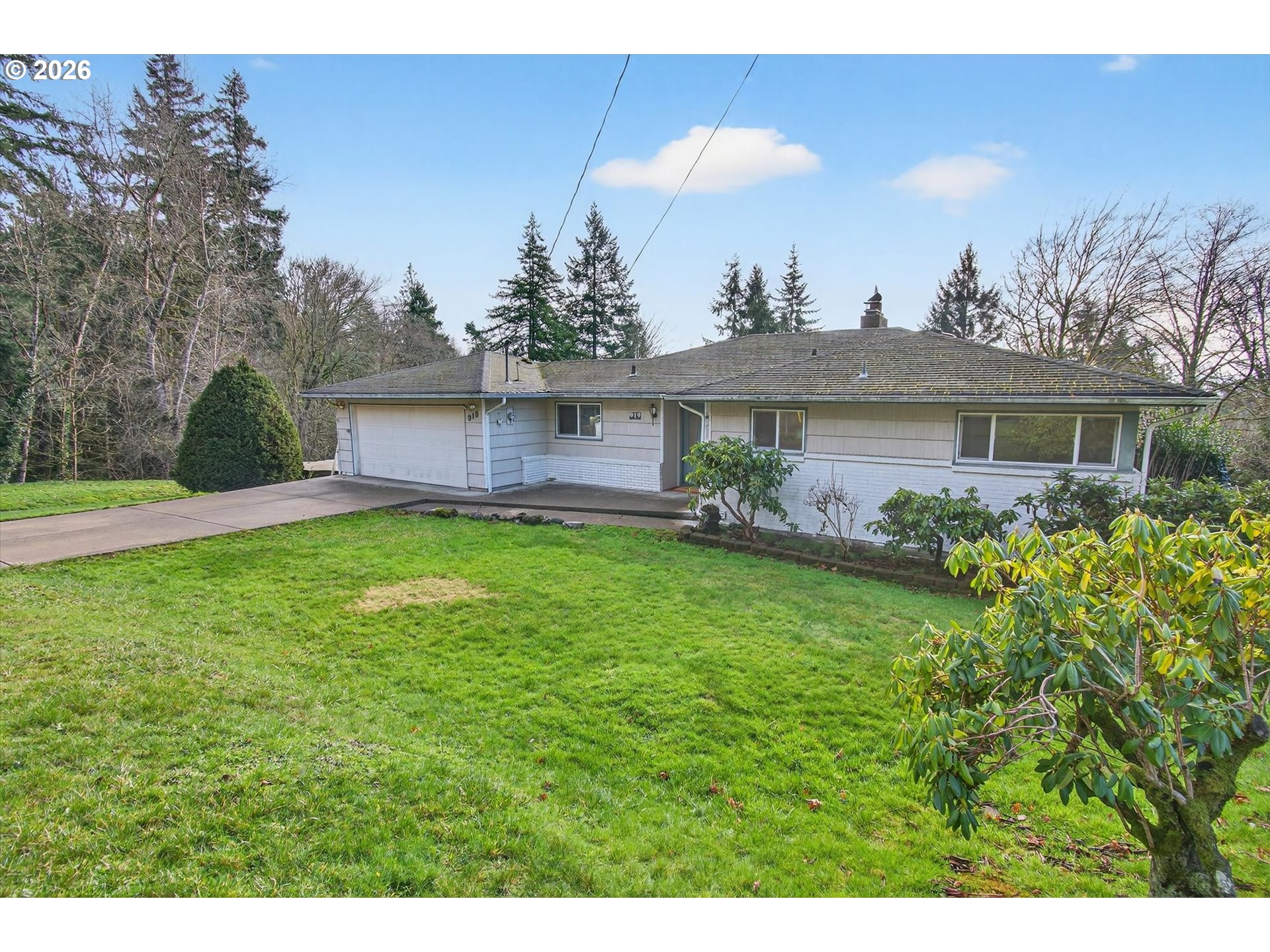 919 Cascade Drive Longview, WA 98632 - Photo 2 of 33 a front view of a house with garden