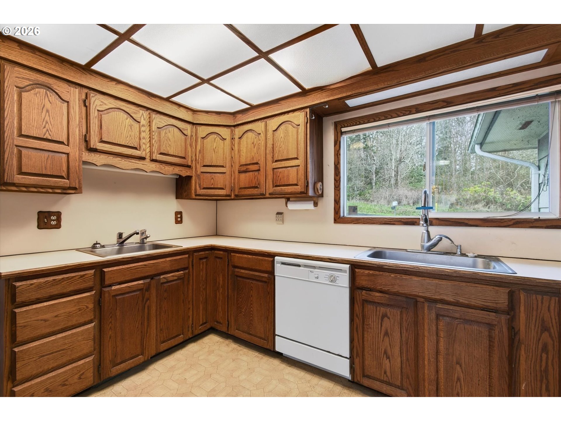 919 Cascade Drive Longview, WA 98632 - Photo 6 of 33 a kitchen with stainless steel appliances granite countertop a sink a stove and cabinets