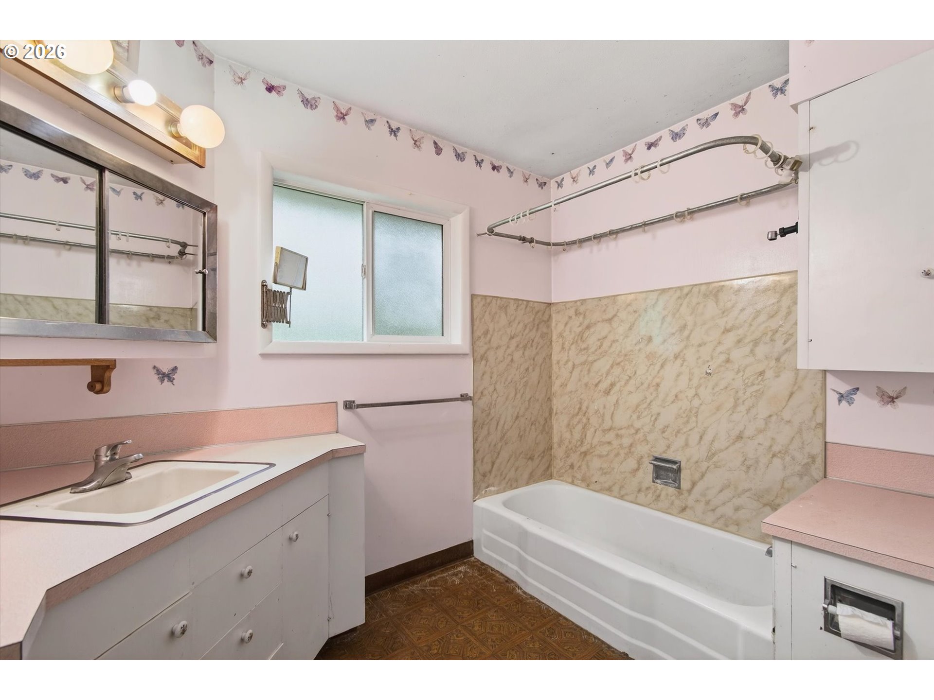 919 Cascade Drive Longview, WA 98632 - Photo 10 of 33 a bathroom with a sink a mirror and a bathtub